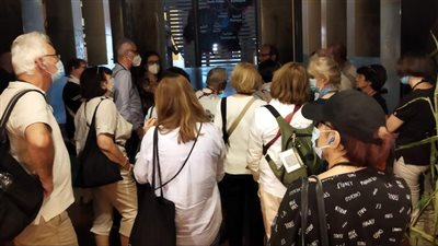 سياح فرنسيون يزورون المركز الثقافي الإفريقي بأسوان 