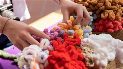 بيت الهامور.. مشروع فني لتحويل النفايات إلى أعمال إبداعية مستوحاة من البحار