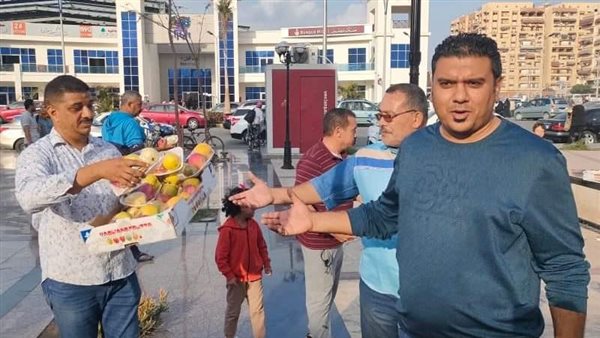 بائع فاكهة يوزع اطباق