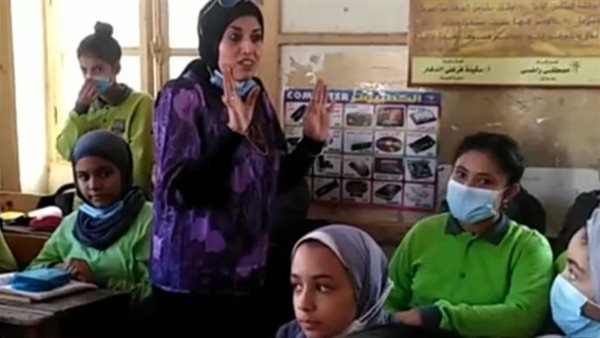 مديرة المدرسة أثناء