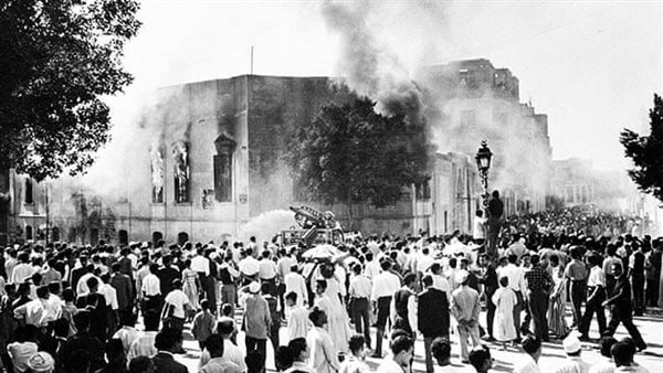 اشعال النار في مقر