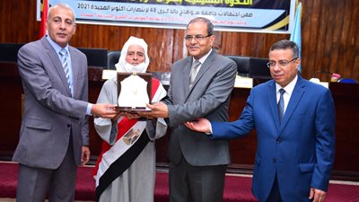 رئيس جامعة سوهاج يشهد فعاليات الندوة التثقيفية عن أبطال أكتوبر ويكرم أسر الشهداء والمصابين | صور 