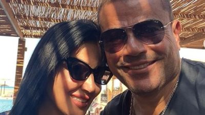 بالقبلات والأحضان.. سمية الخشاب تلتقي عمرو دياب في دبي 