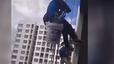 امرأة تقطع حبلًا تعلق به عاملان طلاء من الطابق 26.. ما القصة؟