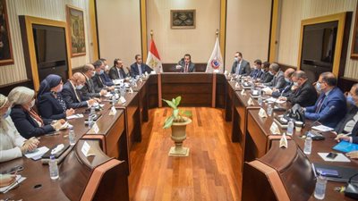 وزير التعليم العالي والقائم بعمل وزير الصحة يجتمع بقيادات الوزارة |صور