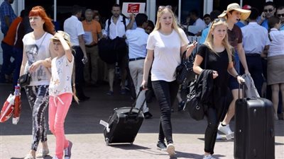 تفاصيل استقبال السياح الروس بعزف الكمان في مطار الغردقة| فيديو