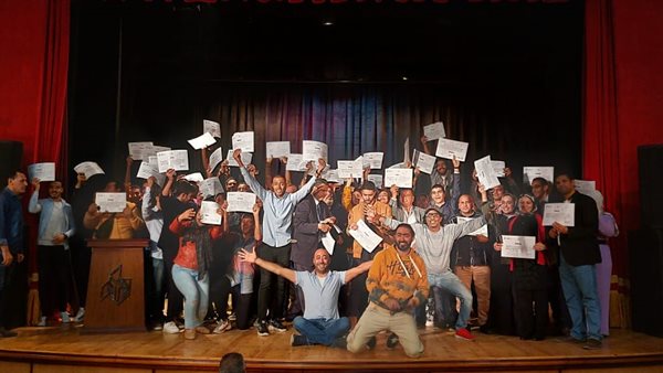 صورة جماعية على هامش