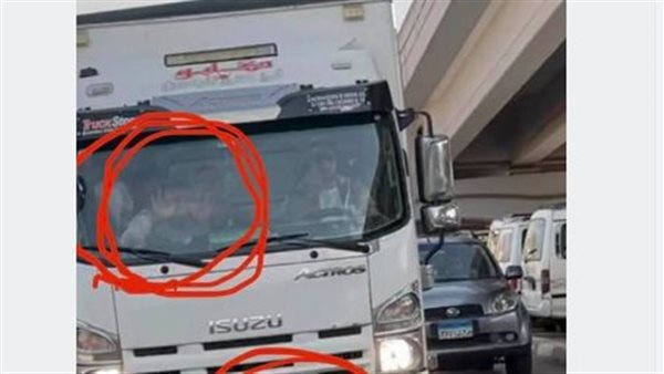 تحرش لفظي بابنه الفنانة