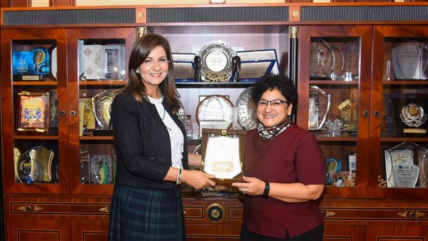 وزيرة الهجرة مع الفنانة