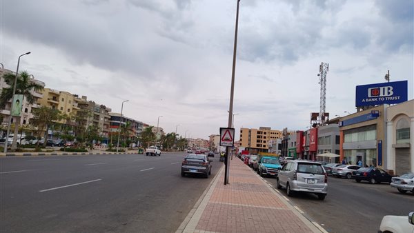 غيوم وهدوء للرياح