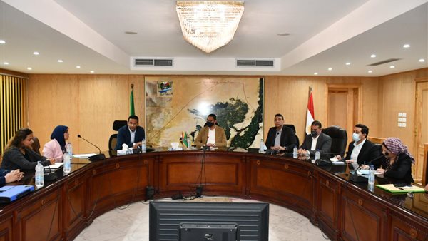 محافظ الفيوم يجتمع