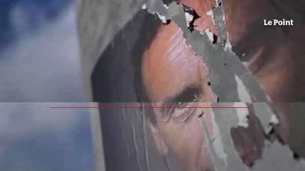 مواطنون يمزقون صورة