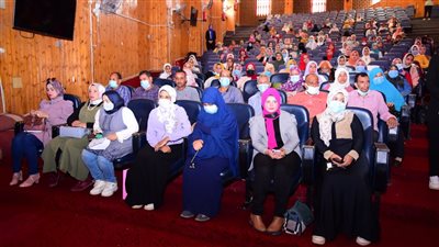 صيدلة سوهاج تكرم طلابها المتميزين لتفوقهم العلمي | صور