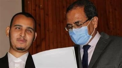 حكاية الطالب الكفيف عربي نعمان.. الأول على قسم صحافة بجامعة سوهاج | فيديو