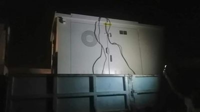 بعد إندلاع النيران.. وصول محول كهرباء جديد بقرية أبو سمبل بأسوان