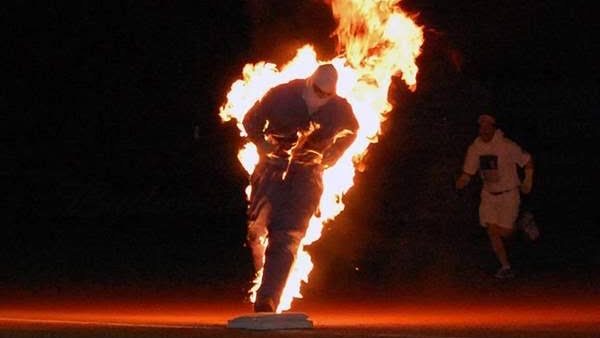 عامل يشعل النار في