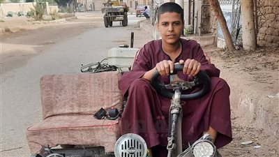 عمل من الفسيخ شربات.. طالب قناوي يحوّل الخردة إلى سيارة سباق 