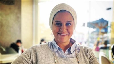 تركت الهندسة لشغفها بالفنون.. مصرية تعيد صناعة الحرف اليدوية القديمة | صور