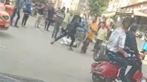 لحظة محاولة أحد المواطنين