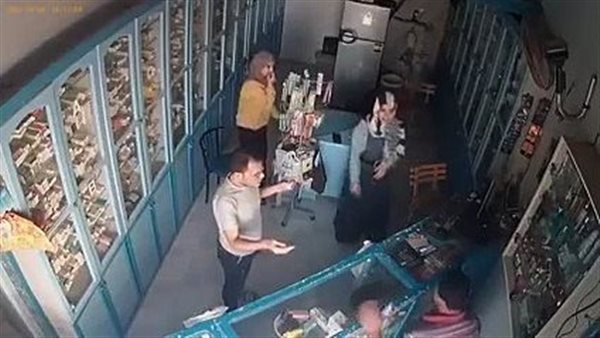 بلطجي يقتحم صيدلية