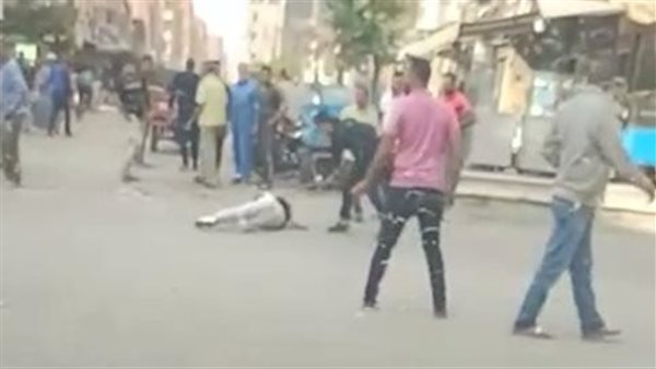 شخص بذبح اخر في وسط