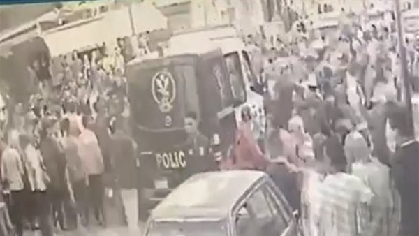 لحظة وصول قوات الشرطة