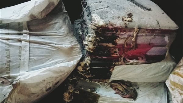 شخص يشعل النيران