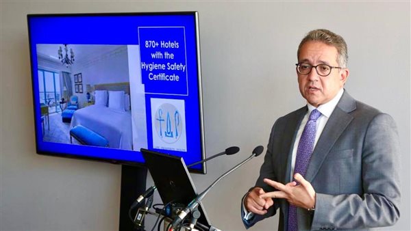 وزير السياحة يعقد