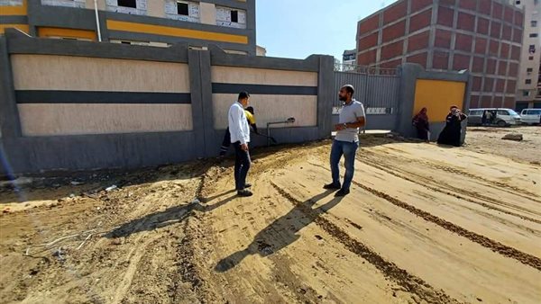 إصلاح طريق أمام مدرسة