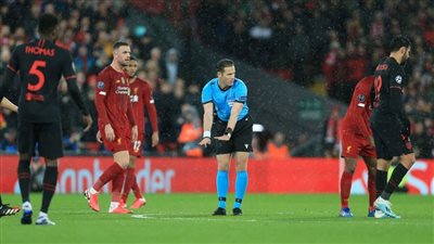 رسميًا.. داني ماكيلي حكما لمباراة ليفربول وأتليتكو مدريد في دوري الأبطال