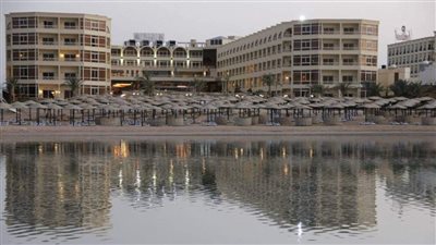 المتهمون في تسمم 47 سائحًا بالغردقة ينتظرون قرارًا من المحكمة بعد قليل