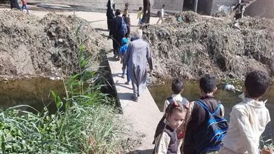 الغرق يهدد الأطفال خلال ذهابهم وعودتهم من المدرسة بقرية الكودية بأسيوط | فيديو