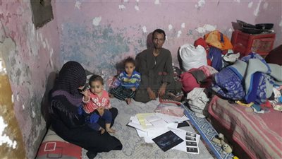 730 يومًا بين الحياة والموت.. مريض سرطان بالمنيا: محتاج معاش وجلسات كيماوي | صور وفيديو