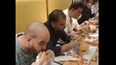 مقابل 1000 جنيه.. مطعم يتحدى زبائنه بساندوتش برجر يزن كيلو بالمنصورة