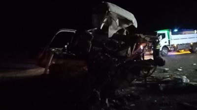 مصرع وإصابة 18 شخصا إثر حادث تصادم سيارتين بطريق أبو سمبل السياحي | صور