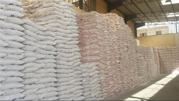 ضبط 300 طن سكر ودقيق