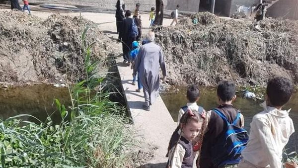 الأطفال أثناء عبورهم