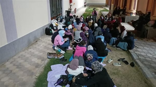 مشهد اعتصام الطالبات