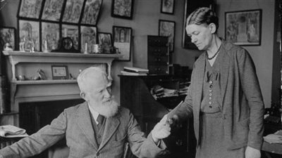 خلف كل رجل عظيم.. كيف لعبت زوجة جورج برنارد شو دورًا كبيرًا لإنجاحه؟