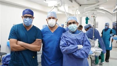 كلية طب حلوان تجري عملية تغيير صمام الأورطى دون جراحة لمريضة تبلغ من العمر 72 عامًا
