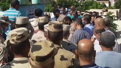 بمشاركة المئات وضباط من قوات الصاعقة.. تشييع جثمان والد الشهيد رامي حسانين بالبحيرة