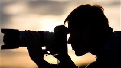 الإفتاء: اقتناء الصور الفوتوغرافية جائز ولا يجب تمزيقها