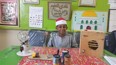 تكييف ومروحة.. طالب أزهري يصنع أجهزة كهربائية من مخلفات البيئة