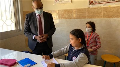  وكيل تعليم الفيوم يوجه بتخصيص غُرف عزل وإجراء مسح حراري للطلاب قبل دخول المدرسة 