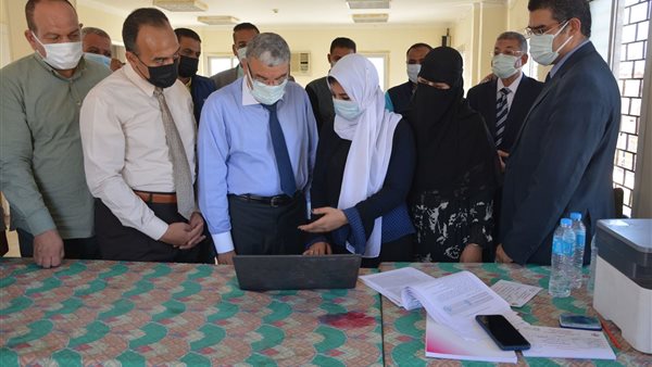 محافظ المنيا داخل