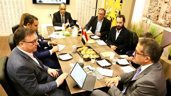 وزير السياحة مع كبرى