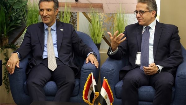 وزير السياحة يلتقي