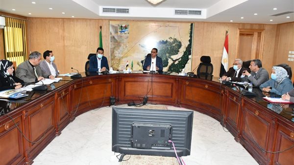 محافظ الفيوم يُناقش