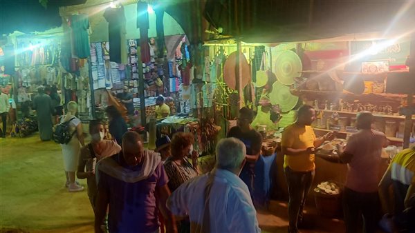 السياح بقرية غرب