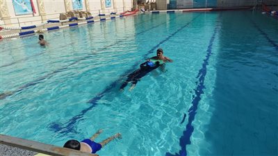 أول بطل مصري من ذوي الهمم يعبر المانش يخصص وقته لتعليم متحدي الإعاقة السباحة مجانا